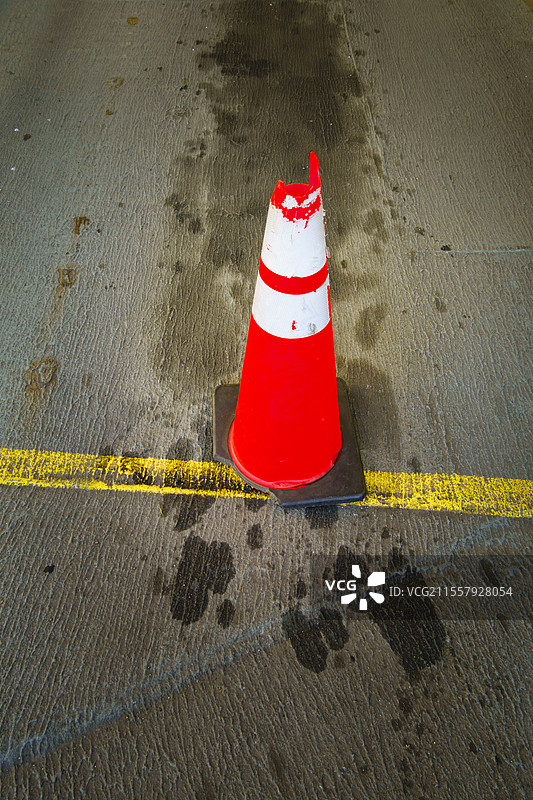 美国，金斯顿到埃德蒙兹的斯波坎渡轮，普吉特海湾上，一个交通锥放置在油腻的地面上。图片素材