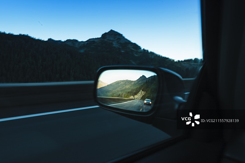 汽车后视镜，美国，穿越山脉风景的汽车侧镜，前方和后方的视野。图片素材