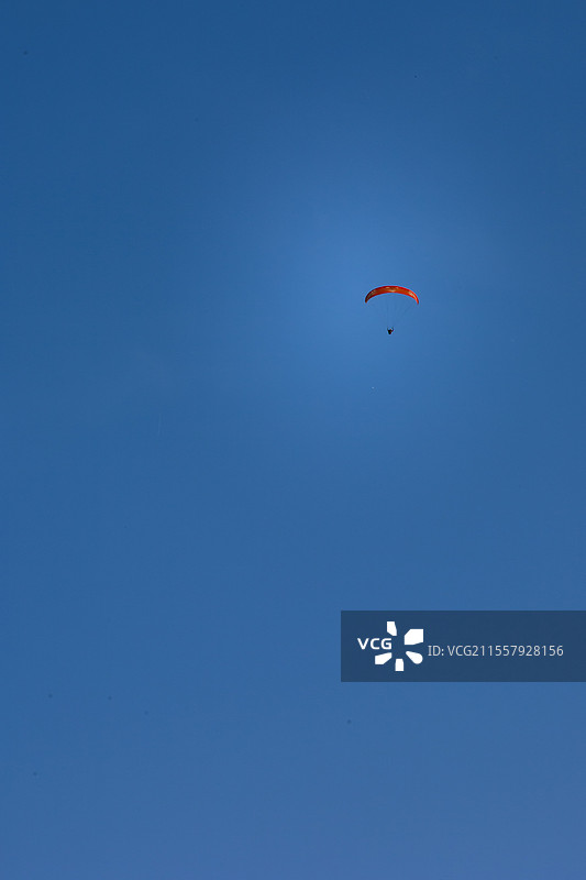 美国，滑翔伞在雅基马峡谷上空，五彩的伞 canopy 漂浮在蓝天中。图片素材