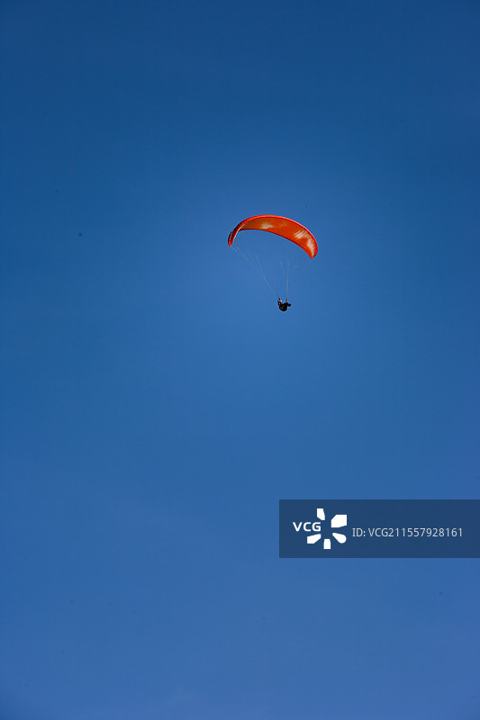 滑翔伞，美国，滑翔伞在雅基马峡谷上空，五彩斑斓的伞 canopy 漂浮在蓝天中。图片素材