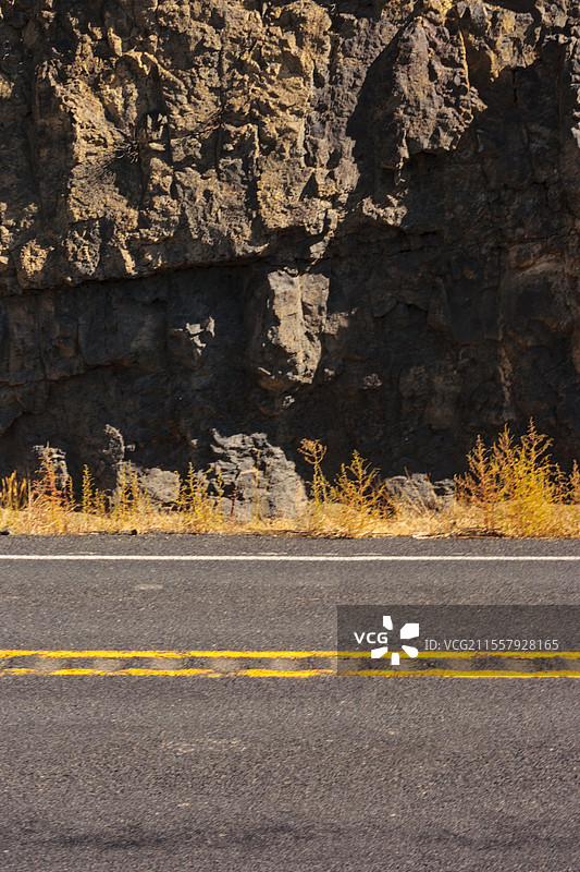 雅基马，美国，双车道峡谷公路与峡谷悬崖。图片素材