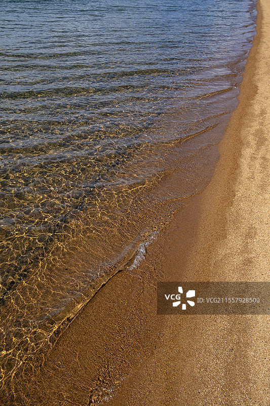 美国，加州高山湖区的塔霍湖，海滩和清澈干净的水域图片素材