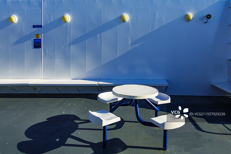 加拿大渡轮甲板座位，固定座椅和圆桌。图片素材
