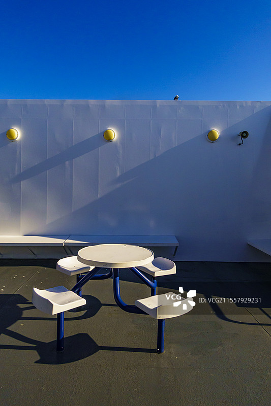 加拿大渡轮甲板座位，固定座椅和圆桌。图片素材