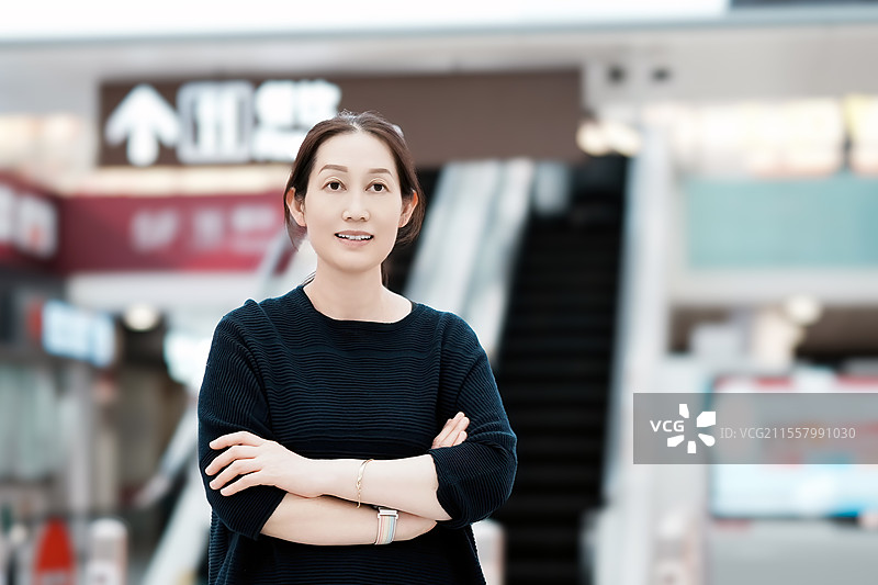 自信的女人在城市购物中心摆姿势图片素材