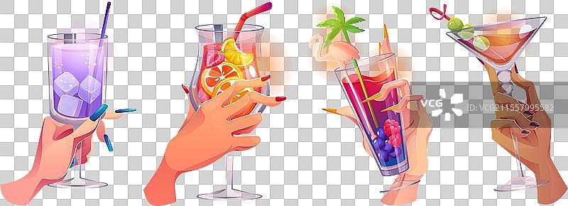 手持鸡尾酒举杯祝酒图片素材