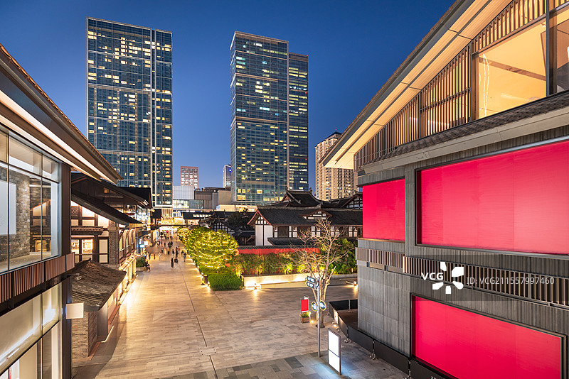 成都太古里商圈商业街步行街和IFS国金中心，成都零售业消费人流夜景图片素材