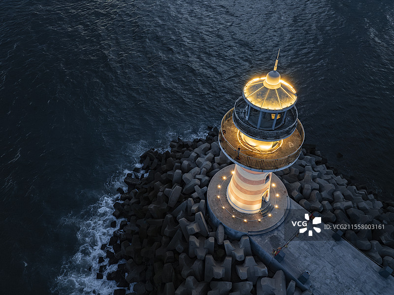 清水湾灯塔夜景图片素材