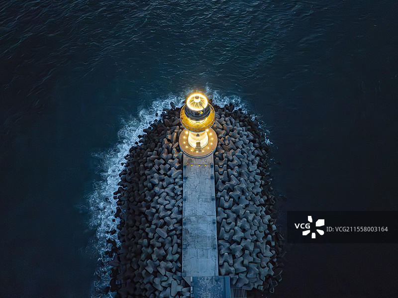 清水湾灯塔夜景图片素材