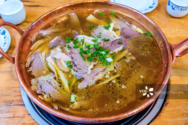 中国云南保山腾冲特色美食——铜瓢牛肉火锅图片素材
