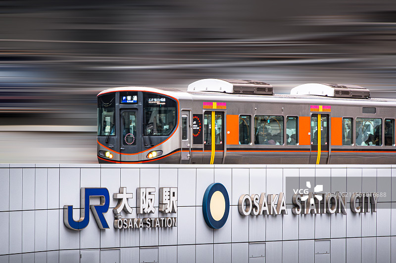 在日本大阪梅田大阪站正在进站的一辆电车列车图片素材