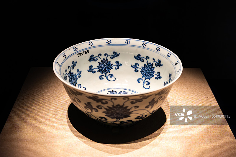 青花缠枝莲碗，明代宣德年间，河南郑州博物馆图片素材