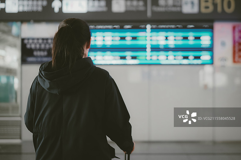 现代机场候机室中参与旅行者分析数据图片素材