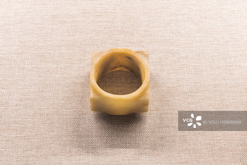 西宁市博物馆玉琮铜石并用时代公元前2200-前1800年西宁城北区沈那遗址出土图片素材