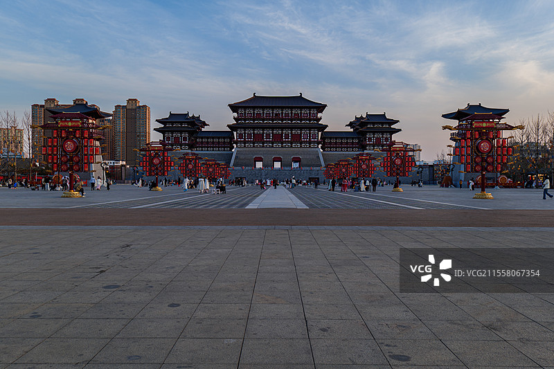 春天黄昏时分的河南洛阳应天门景区图片素材
