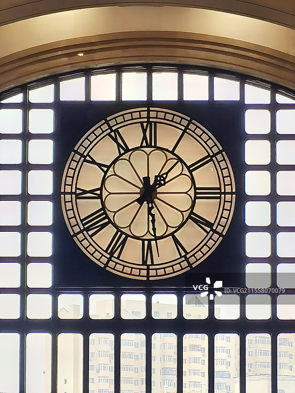 哈尔滨火车站的时钟图片素材