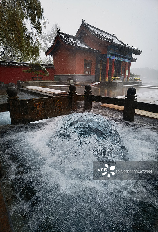 雪中墨泉图片素材