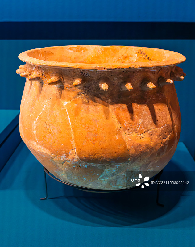 湖南省博物院1974年澧县三元宫遗址出土新石器时代鹰嘴乳突陶罐图片素材