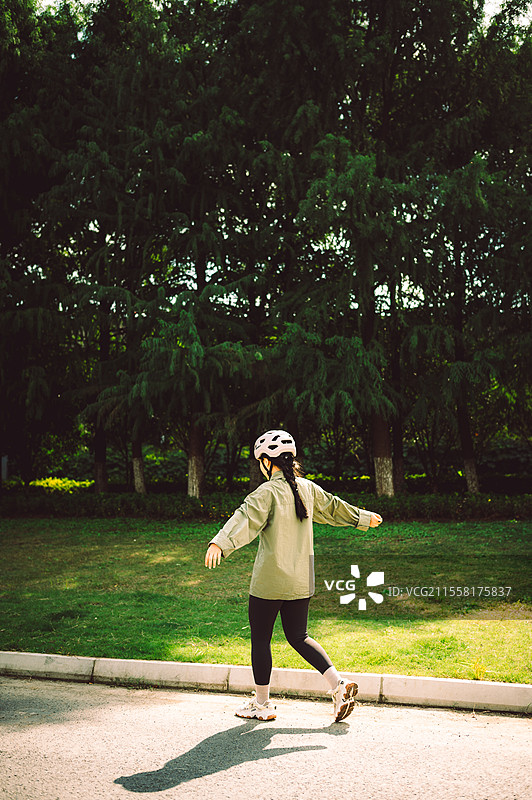 户外休闲运动背影图片素材