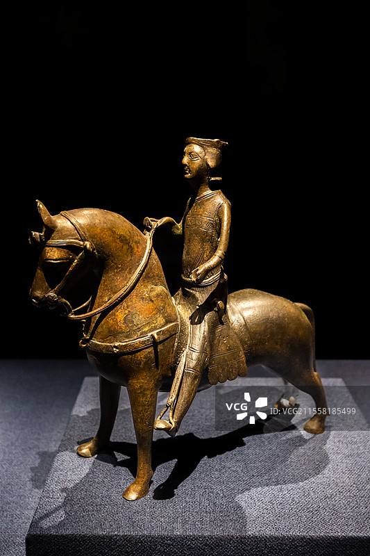欧洲骑士文化展上13世纪铜合金骑士型水罐图片素材