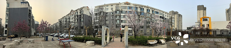 夭桃秾李斗新妆，烟柳垂丝拂画廊琼蕊凝脂满园春，娇莺啭脆和笙簧粼粼碧水涵云影，澹澹清风送野芳图片素材