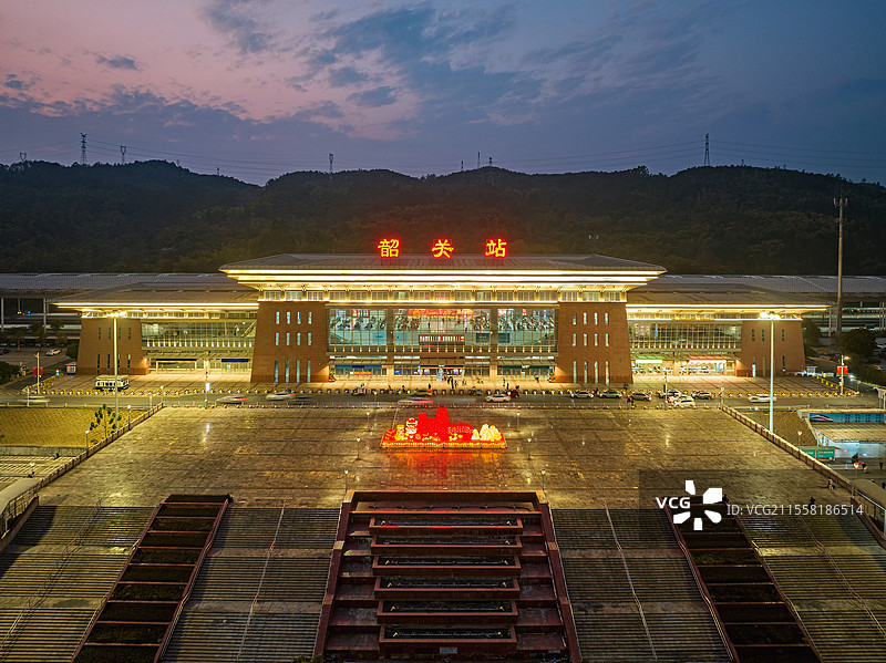 京广高铁韶关站夜色图片素材
