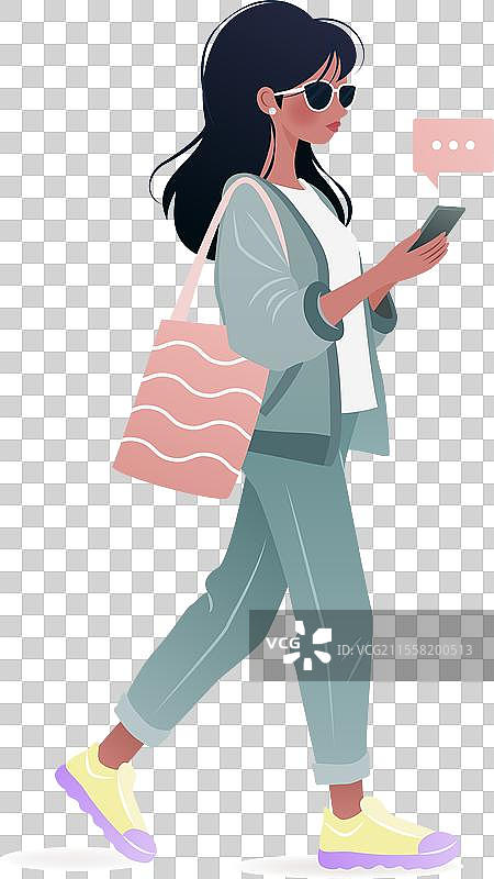 年轻女性走路时使用智能手机图片素材