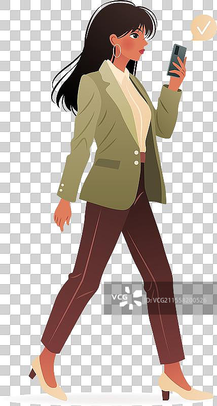年轻女性走路时使用智能手机图片素材