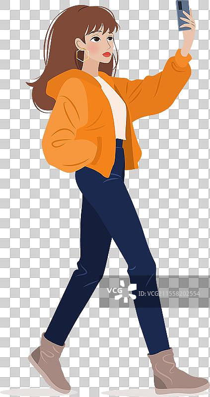 年轻女性走路时使用智能手机图片素材