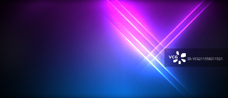 黑暗中电蓝色和紫色光束图片素材