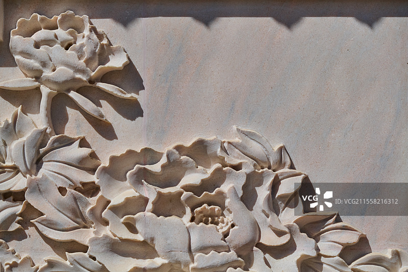 在石头上手工雕刻的花朵图片素材