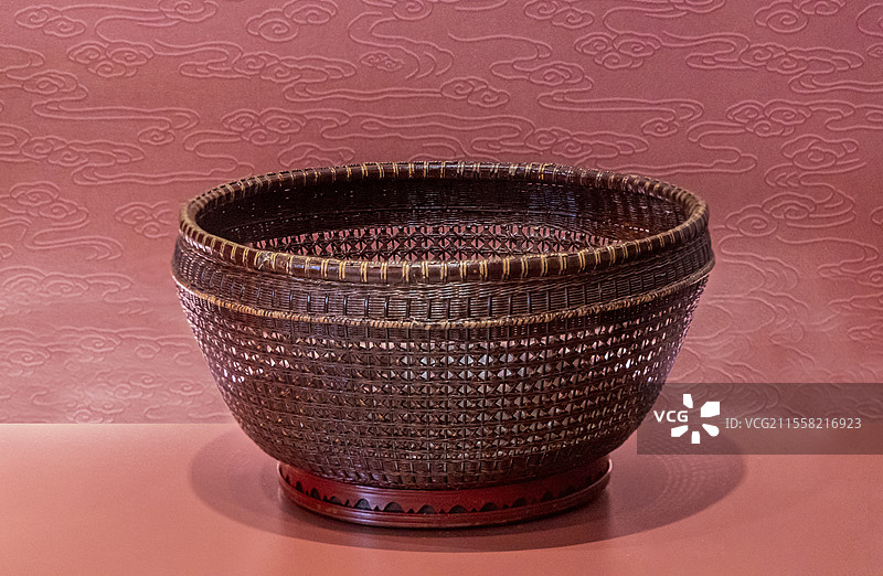 浙江省博物馆“宁绍平原的传统婚俗与嫁妆”展：朱漆米字格竹编针线篓（民国时期）图片素材