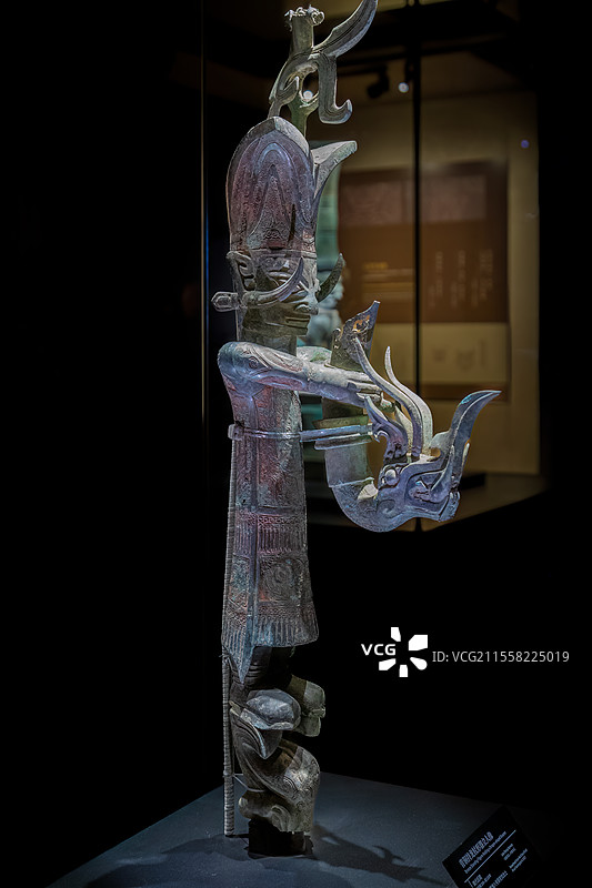 三星堆博物馆藏商代后期青铜持龙杖形器立人像图片素材