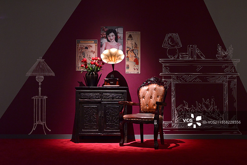 红色背景下的民国风复古风格家具展示图片素材