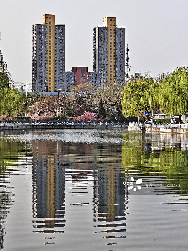 湖光城影春意浓图片素材