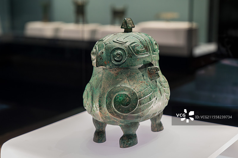 山西省博的商代猫头鹰造型青铜器酒器鸮卣图片素材