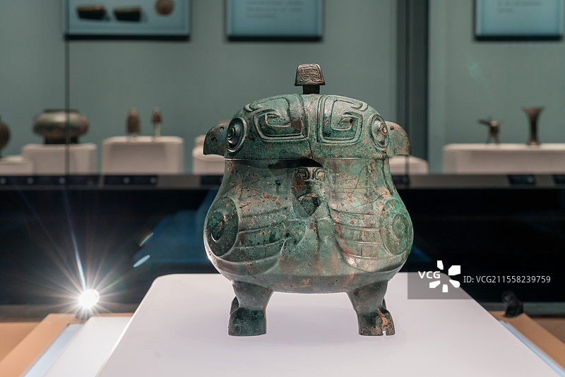 山西省博的商代猫头鹰造型青铜器酒器鸮卣图片素材