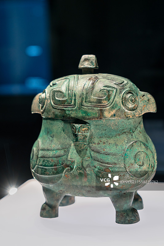 商代青铜器精品：猫头鹰造型的鸮卣图片素材