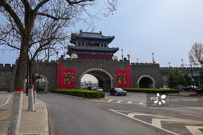 河南开封城墙安远门下的车水马龙图片素材