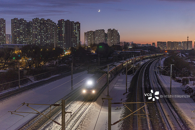 冬日夕阳，杭州-哈尔滨西Z177次从哈尔滨西站出发回库图片素材