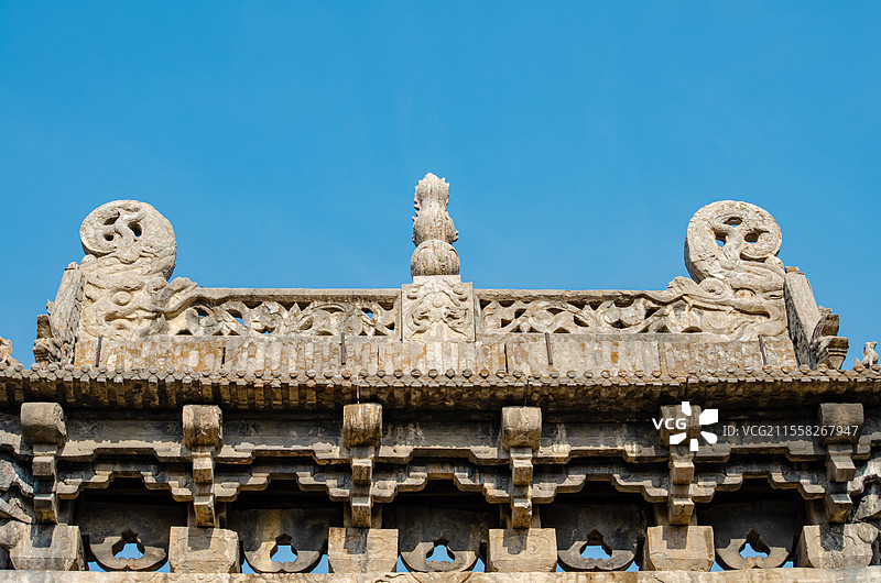 中国山东泰安著名景点泰山旅游风景区，岱庙行宫门口的古老的岱庙坊牌坊石雕特写，户外无人图像静物摄影图片素材