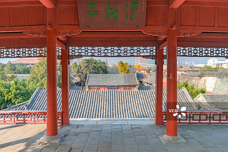 中国山东泰安著名景点泰山旅行旅游目的地风景区，泰山第一行宫岱庙，低视角仰拍古老的亭子，户外白昼无人图图片素材