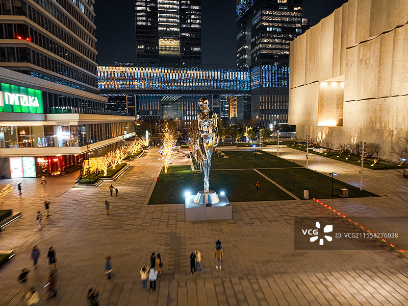 上博东馆户外广场， 一尊高12米的机械姬金属雕塑在夜光中闪闪发亮图片素材