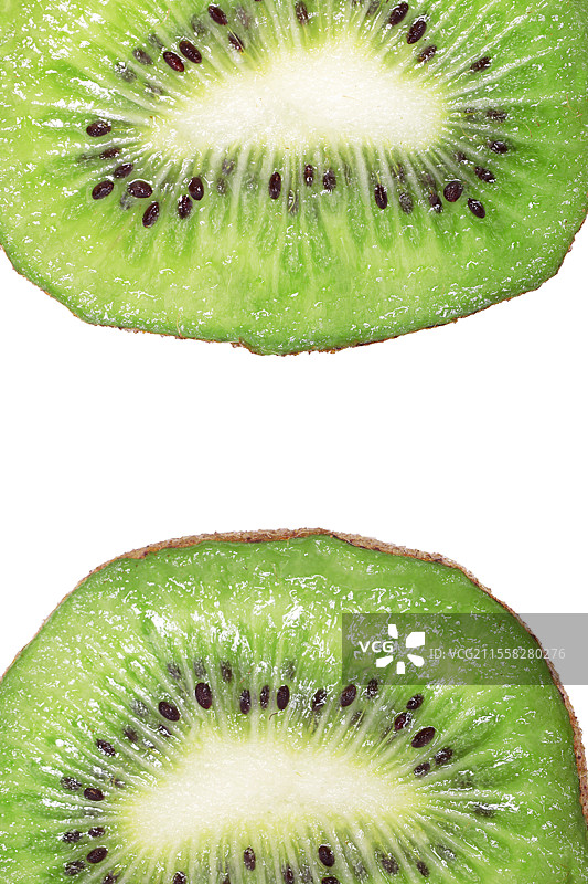 白底上的绿心猕猴桃奇异果静物切片特写图片素材
