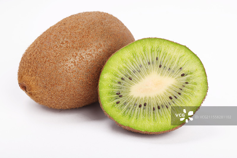 白底上的绿心猕猴桃奇异果静物切片特写图片素材