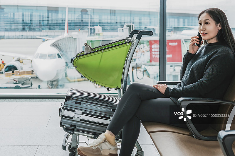 在机场放松：出发前的旅行者体验图片素材