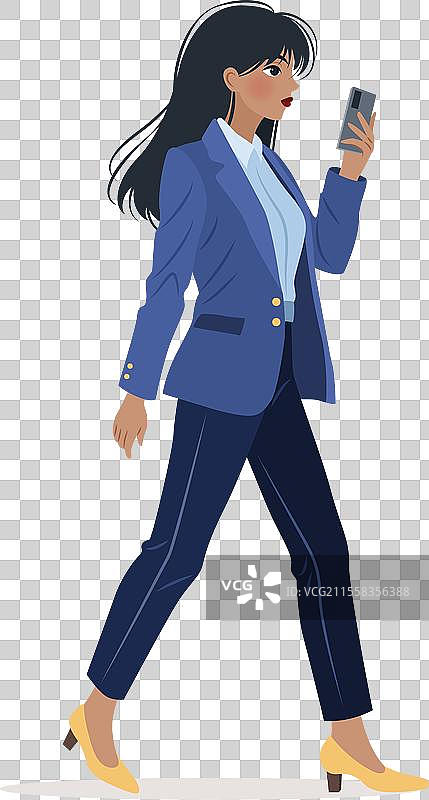 年轻女性走路时使用智能手机图片素材