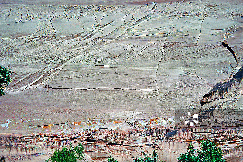 历史岩刻,切利峡谷国家纪念碑,位于美国亚利桑那州东北部的纳瓦霍民族地区。最近的城镇是钦利。科罗拉多高原,亚利桑那州,美国,北美。图片素材