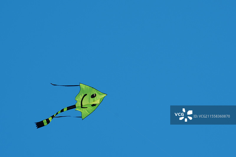 风筝在蓝天下飞翔的低角度视图图片素材