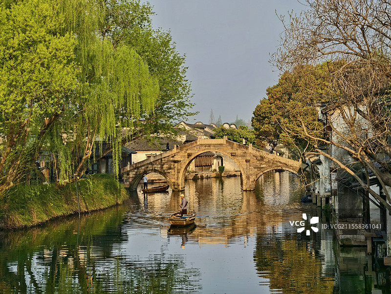 浙江省嘉兴市乌镇西栅景区内，清晨阳光下的定升桥图片素材